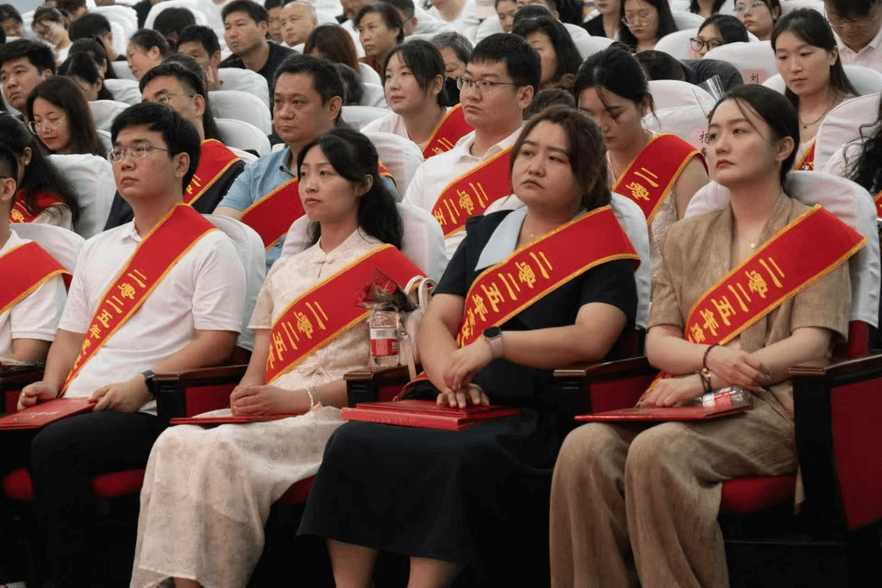 德润桃李三千树,艺绽杏坛四季春——南阳工艺美术职业学院2025年教师节表彰大会顺利落幕!