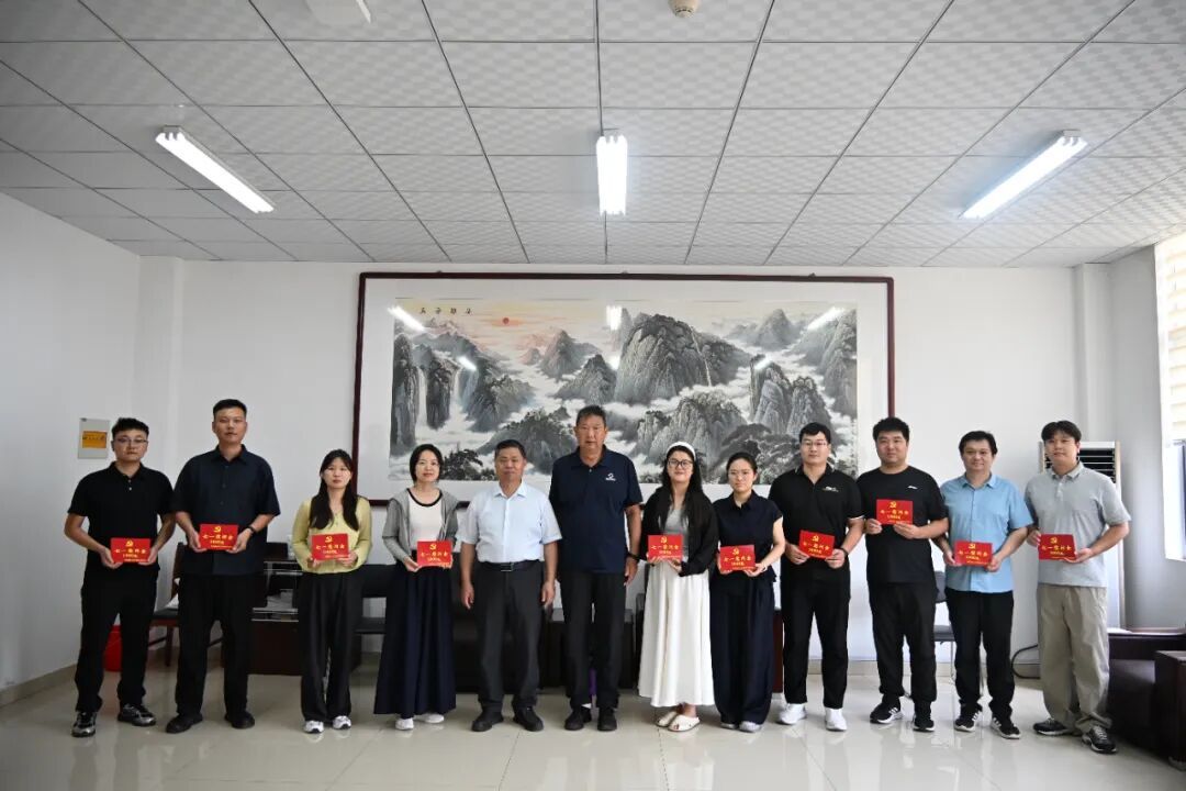 组织温情暖校园 初心如磐共奋进——学校开展“七一”走访慰问活动