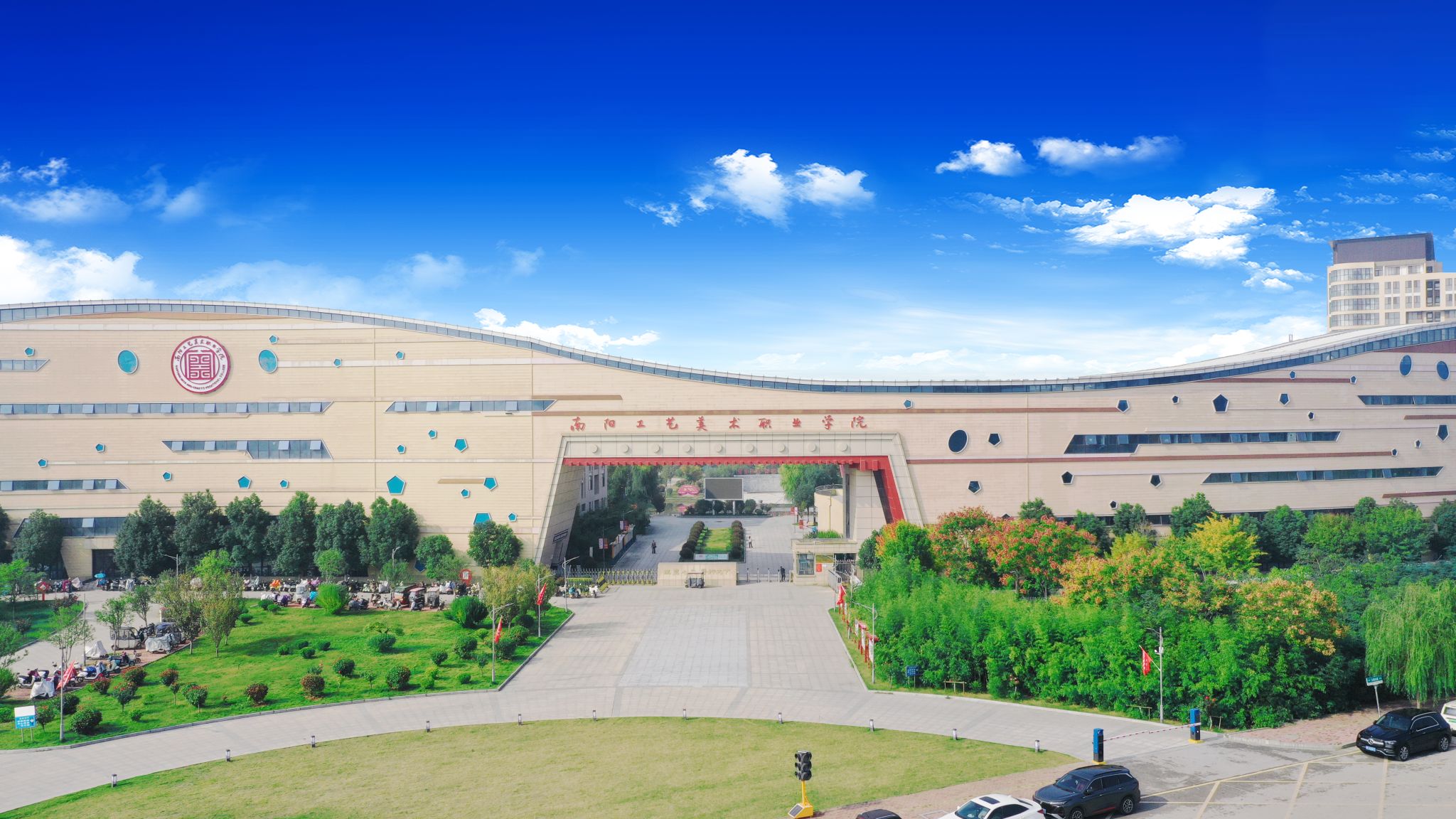 学校大门-南阳工艺美术职业学院
